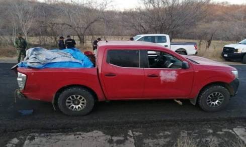 Refuerzan SSP, Sedena y GN, acción operativa en Huetamo, encuentra 12 cuerpos abandonados en una camioneta.